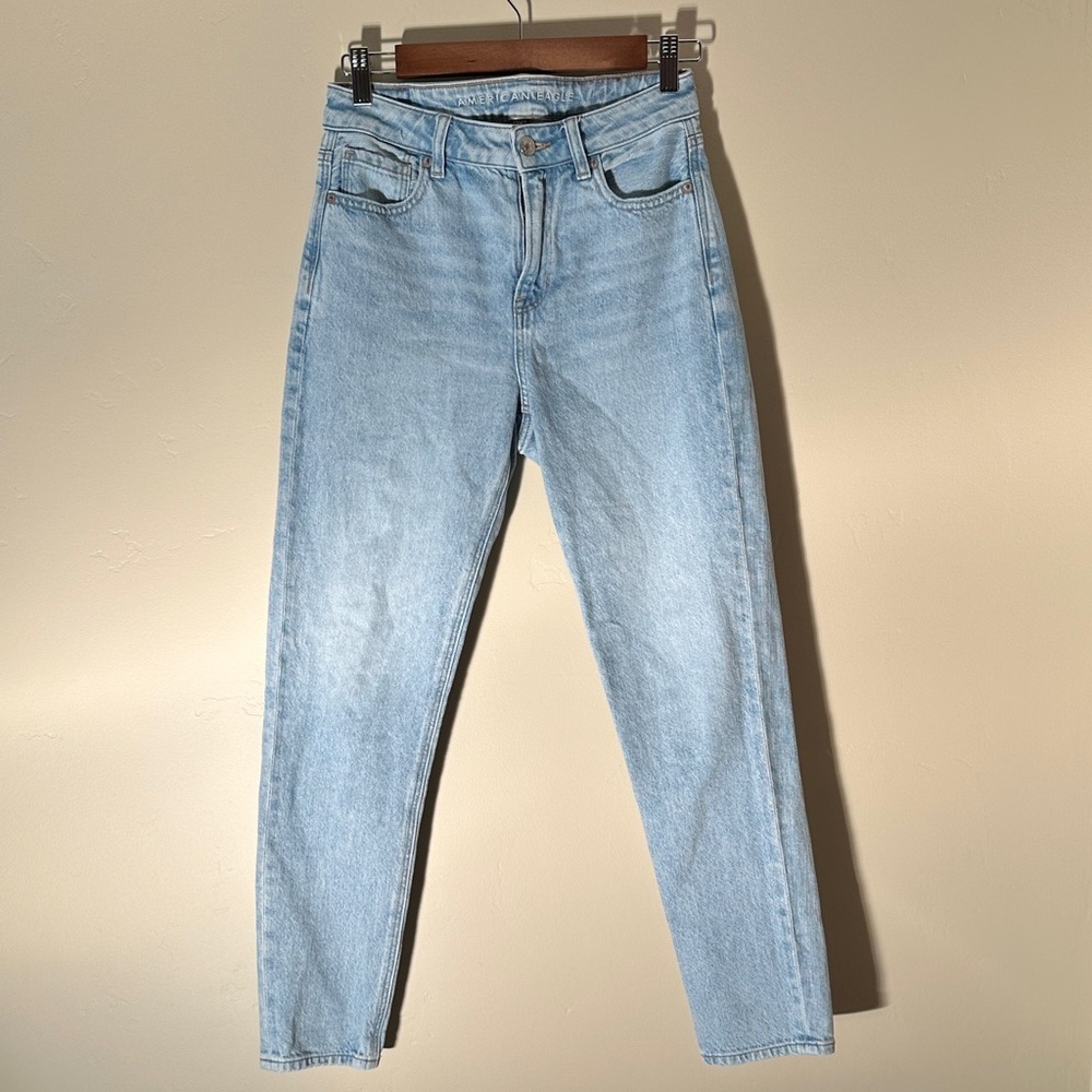 American Eagle High Rise Mom Jeans Women’s 0 • Light Wash Straight Leg Denim
